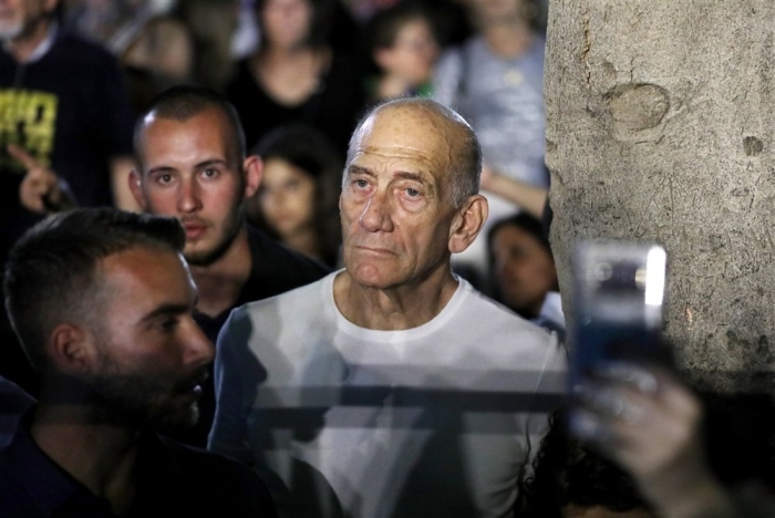 Der ehemalige israelische Ministerpräsident Ehud Olmert nimmt in Tel Aviv an einer Demonstration für Demokratie und gegen die offensichtlichen Absichten von Ministerpräsident Netanjahu teil, das 