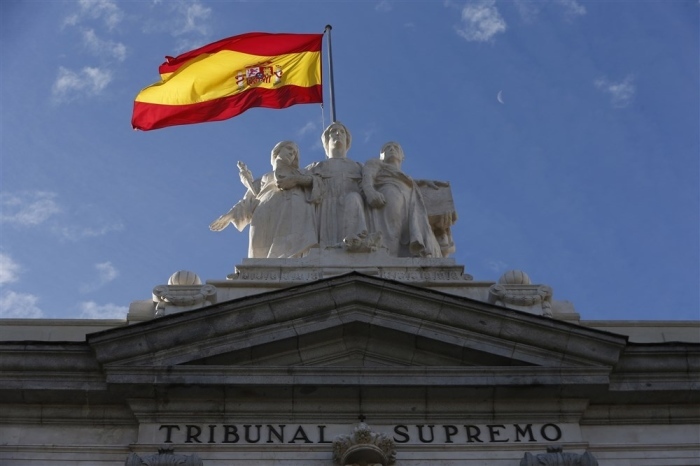 Auf dem Dach des Gebäudes des Obersten Gerichtshofs in Madrid weht eine spanische Flagge. Foto: epa/Javier Lizón