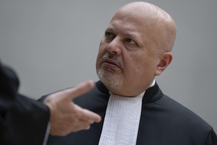 Karim Khan wartet im Gerichtssaal des Internationalen Strafgerichtshofs in Den Haag auf den Beginn einer Anhörung. Foto: epa/Peter Dejong/pool