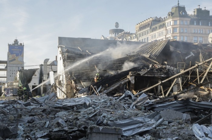 Ukrainische Rettungskräfte arbeiten nach einem russischen Angriff an einem zerstörten Autohaus in Kyjiw. Foto: epa/Sergey Dolzhenko