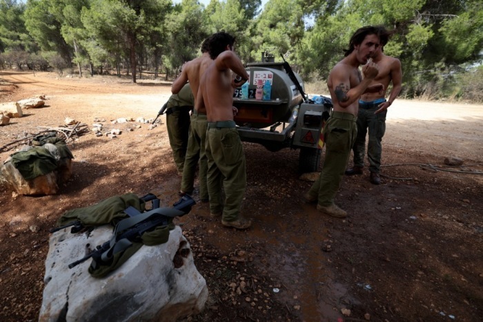Israelische Soldaten waschen sich an ihrer Position an der Grenze zwischen Israel und dem Libanon. Foto: epa/Atef Safadi