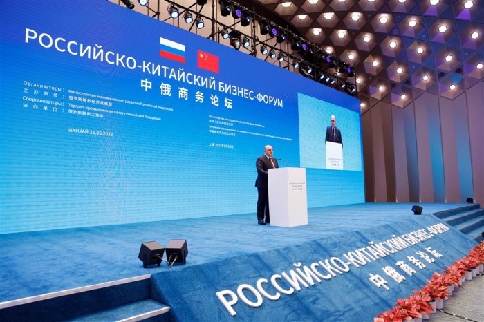 Der russische Premierminister Mikhail Mishustin spricht während einer Plenarsitzung des russisch-chinesischen Wirtschaftsforums in Shanghai. Foto: epa/Dmitry Astakhov / Sputnik / Government Press Service Pool