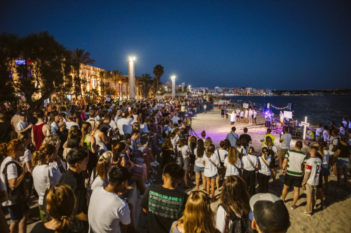 Ein Abendgottesdienst wird am Strand auf Mallorca abgehalten. Foto: Esther Baumann/Reach Mallorca/dpa