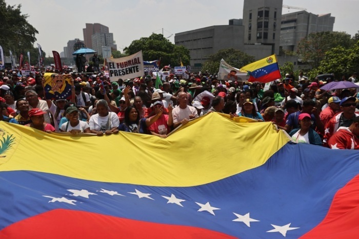 In Caracas versammeln sich Chavistas, um die Registrierung der Kandidatur Maduros zu begleiten. Foto: epa/Miguel Gutierrez