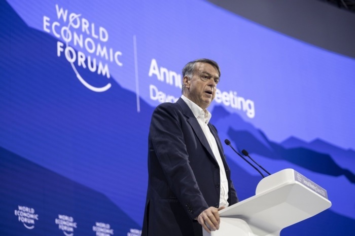 Andre Hoffmann spricht beim WEF über Dialog, und globale Herausforderungen vor Vertretern aus Politik und Wirtschaft. Foto: epa/Gian Ehrenzeller