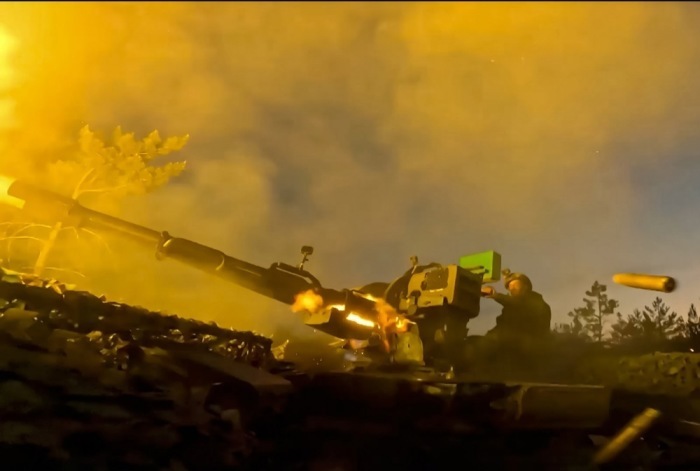 Ein russischer Soldat feuert an einem nicht genannten Ort in der Ukraine Artillerie zur Abwehr von Drohnenangriffen ab. Foto: epa/Russisches Verteidigungsministerium/handout