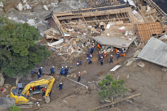 Ein Foto aus einem Hubschrauber der Kyodo News zeigt Such- und Rettungsarbeiten nach einem Schlammlawinenabgang nach heftigen Regenfällen. Foto: kyodo/dpa