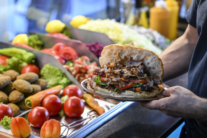 Ein Döner in einem Berliner Imbiss. Foto: Jens Kalaene/dpa