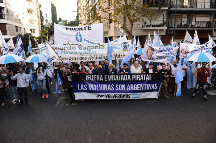 Dutzende von Menschen demonstrieren anlässlich des 40. Jahrestages des Malvinas-Krieges (Falkland-Krieg) vor der britischen Botschaft in Buenos Aires. Foto: epa/Matias Martin Campaya