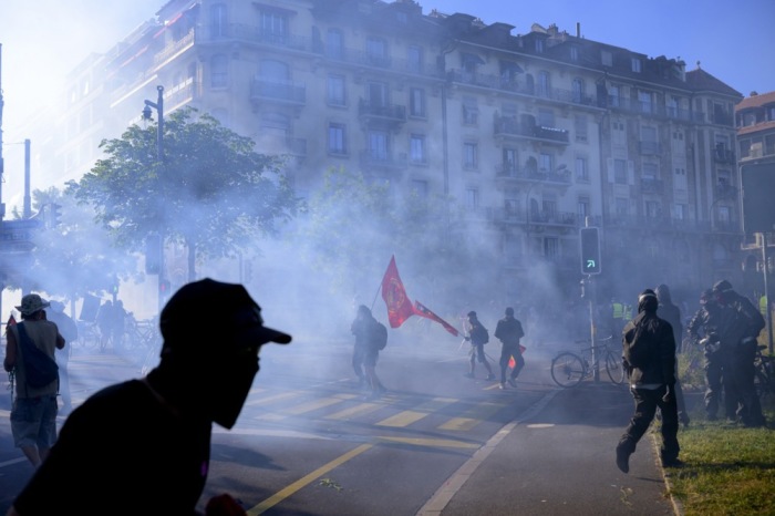 Menschen geraten bei einer Anti-G7-Demonstration in Genf mit der Polizei aneinander. Foto: epa/Jean-christophe Bott