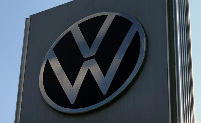 Eine Ansicht des Logos von Volkswagen. Foto: epa/Maxim Shipenkov