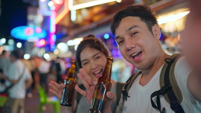 Strengere Alkoholgesetze in Thailand sorgen für Verunsicherung – auch auf der beliebten Khao San Road in Bangkok. Foto: Getty Images/Unsplash+