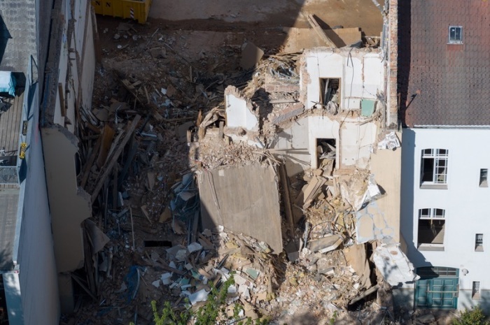 Die Überreste des eingestürzten Gründerzeithauses in Görlitz. Nach dem Unglück mit drei Todesopfern laufen die Ermittlungen weiter. Foto: Sebastian Kahnert/dpa