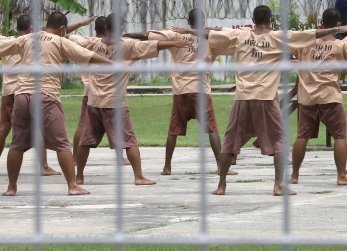 Gefangene trainieren im Zentralgefängnis für Drogenabhängige in Bangkok. Foto: epa/Narong Sangnak