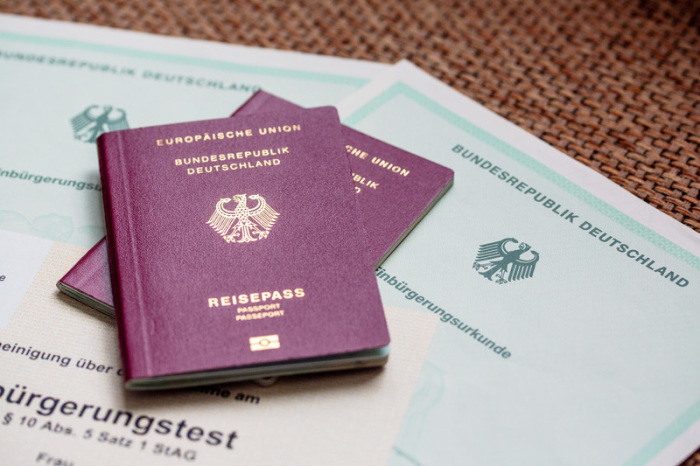 Zwei deutsche Reisepässe liegen auf Einbürgerungsurkunden der Bundesrepublik Deutschland sowie einem Einbürgerungstest. Foto: Fernando Gutierrez-Juarez/dpa
