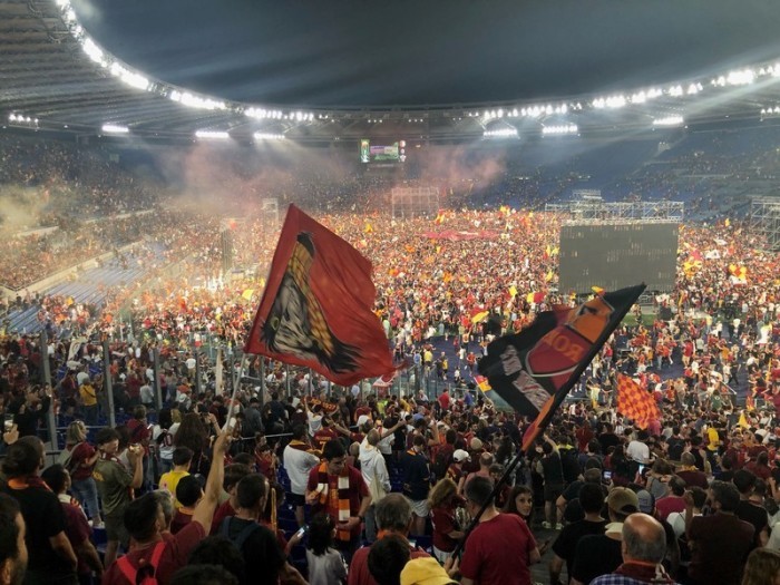 UEFA Europa Conference League, AS Rom - Feyenoord Rotterdam, K.o.-Runde, Finale: Fans von AS Rom feiern den Sieg ihrer Mannschaft im Olympiastadion. Foto: Manuel Schwarz/dpa