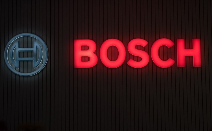 In Stuttgart ist das Logo der Robert Bosch GmbH abgebildet. Foto: epa/Daniel Kopatsch
