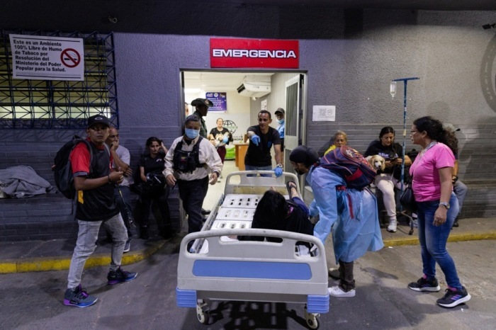 Ein Verletzter wird nach den schweren Erdbeben in die Notaufnahme eines Krankenhauses in Caracas gebracht. Foto: EPA/Rayner Peña
