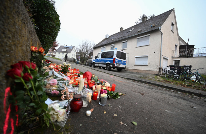 Kerzen und Blumen stehen am Tatort, an dem zwei Mädchen von einem Mann mit einem Messer angegriffen wurden. Foto: Bernd Weißbrod/dpa
