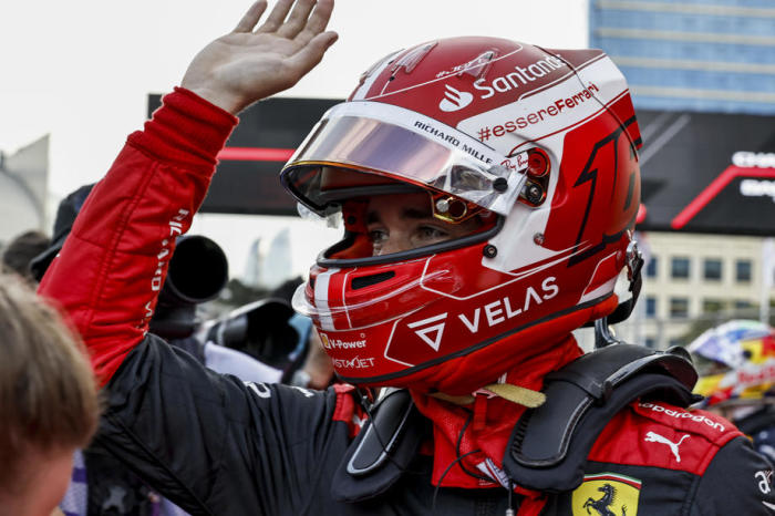 Der monegassische Formel-1-Pilot Charles Leclerc von der Scuderia Ferrari reagiert auf seine Pole-Position im Qualifying zum Großen Preis von Aserbaidschan auf dem Baku City Circuit. Foto: epa/Hamad Mohammed