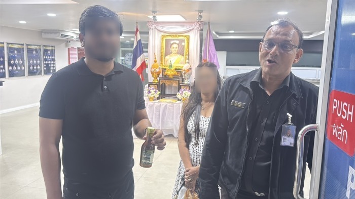 Ein indisches Ehepaar erstattete bei der Polizei von Pattaya Anzeige und präsentierte die gekauften Kräuterprodukte als Beweismittel. Bild: TMN.TV