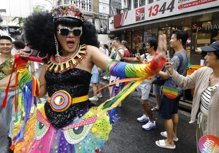 Eine aktuelle Umfrage zeigt eine hohe gesellschaftliche Akzeptanz von LGBTQ+-Menschen in Thailand und breite Unterstützung für weitere Maßnahmen zur Förderung von Gleichberechtigung und Inklusion. Foto: epa/Narong Sangnak