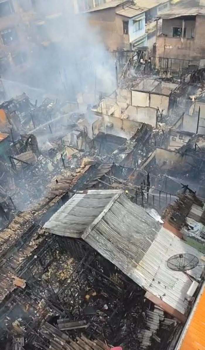 Aus der Vogelperspektive sind die schweren Schäden in dem dicht bebauten Wohngebiet nach dem Feuer deutlich zu erkennen. Bild: JS100 Radio