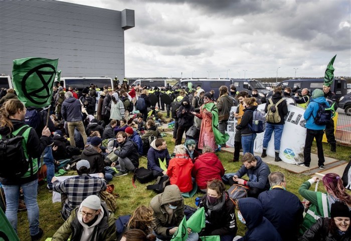 Einige Hundert Klimaaktivisten von Extinction Rebellion bei einer Aktion auf dem Gelände des Flughafens Eindhoven in Eindhoven. Foto: epa/Sem Van Der Wal
