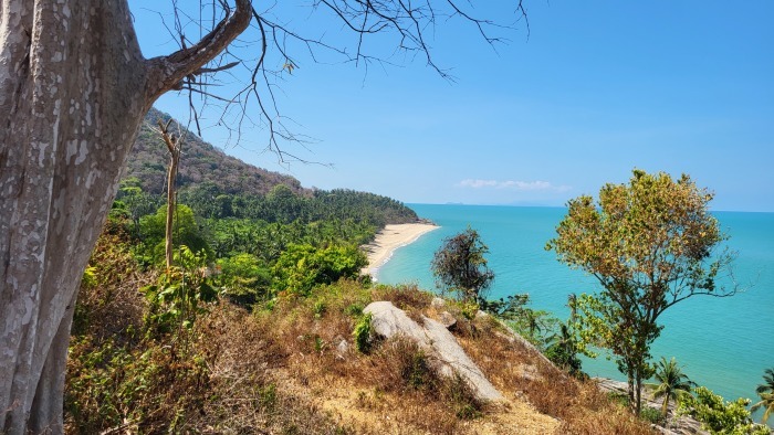 Blick von der Küstenstraße auf die Khao Plai Dam-Bucht, in der sich ein großes Restaurant befindet. Das Lokal ist für seine leckeren und fangfrischen Meeresgenüsse bekannt. Foto: Wohlfart