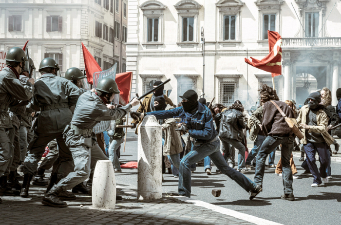 Die politischen Spannungen führen immer wieder zu gewaltsamen Ausschreitungen zwischen den Kommunisten und der Polizei - Szene der italienischen Serie 
