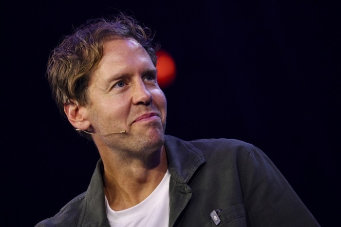 Sebastian Vettel besucht die IAA Mobility in München, bei der Innovationen rund um Elektromobilität und Digitalisierung im Fokus stehen. Foto: epa/Anna Szilagyi
