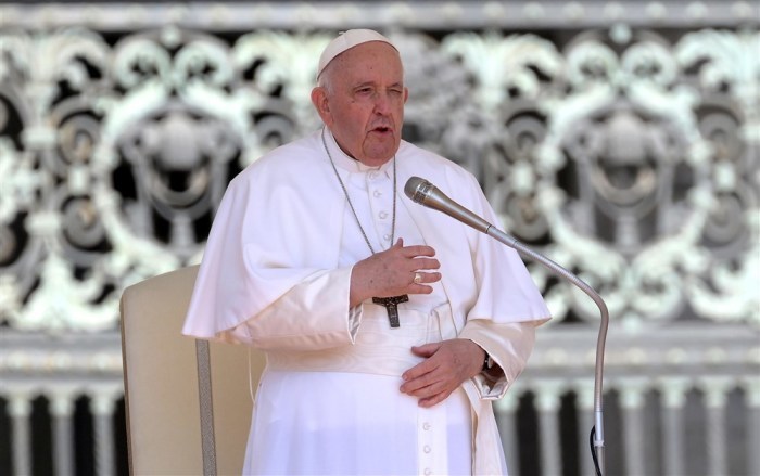 Pope Francis leitet die wöchentliche Generalaudienz auf dem Petersplatz. Foto: epa/Ettore Ferrari
