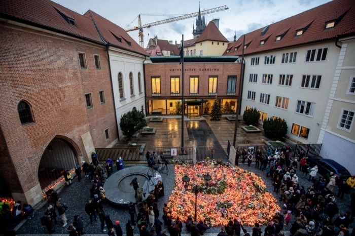 Einen Tag nach der Schießerei an der Karlsuniversität in Prag erweisen die Menschen ihr Beileid. Foto: epa/Martin Divisek