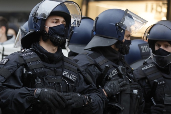 Polizisten sichern die Frankfurter Einkaufsstraße Zeil während einer Demonstration gegen Corona-Maßnahmen. Foto: epa/Ronald Wittek