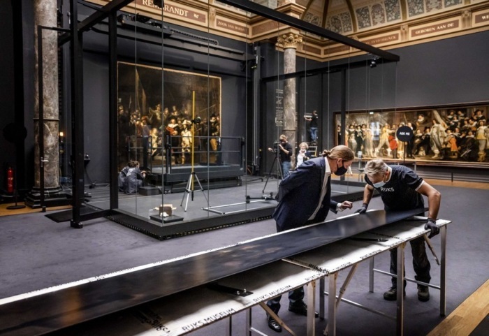 Museumsmitarbeiter prüfen die Tafeln von Rembrandts Meisterwerk „Die Nachtwache“ vor der Montage im Rijksmuseum in Amsterdam. Foto: epa/Remko De Waal