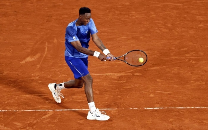 Der Franzose Gael Monfils schlägt bei seinem Erstrundenmatch gegen Hugo Gaston bei den French Open in Paris auf. Foto: epa/Yoan Valat