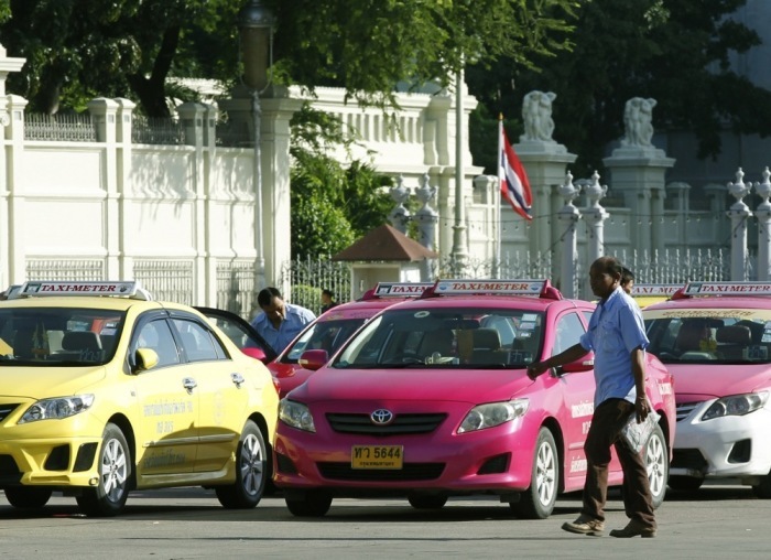 Taxis gehören in Thailand zum Alltag vieler Reisender, doch Behörden und Versicherer raten, vor Fahrtantritt nach dem Preis zu fragen. Foto: epa/Narong Sangnak
