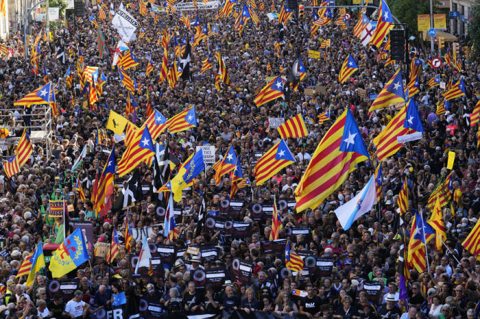 Die Teilnehmer nehmen an einer Veranstaltung der katalanischen Unabhängigkeitsorganisation Katalanische Nationalversammlung (ANC) teil. Foto: epa/Alejandro Garcia