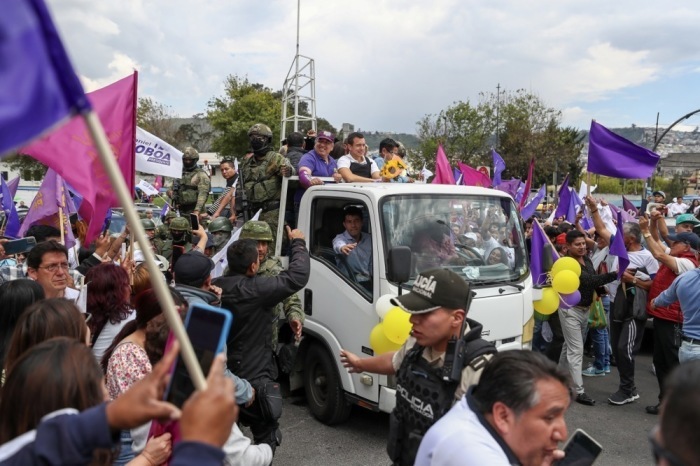 Präsidentschaftsbewerber Daniel Noboa schließt seinen Wahlkampf in Quito ab. Foto: epa/Jose Jacome