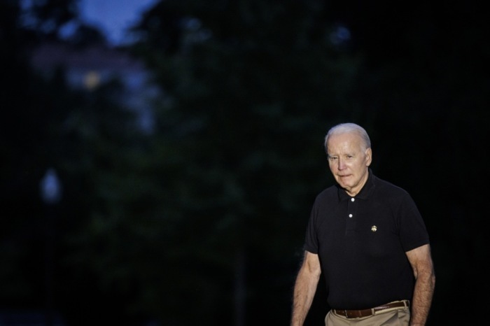Joe Biden, Präsident der Vereinigten Staaten, geht über den South Lawn zum Weißen Haus in Washington. Foto: epa/Samuel Corum
