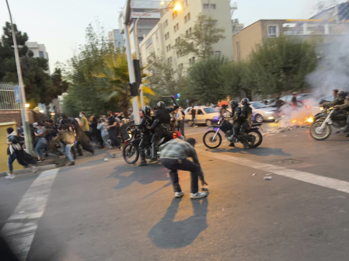 Demonstranten während eines Protestes gegen den Tod einer jungen Frau zu zerstreuen, die festgenommen worden war, weil sie gegen die konservative Kleiderordnung des Landes verstoßen hatte, in der Innenstadt von Teheran. Foto: Uncredited