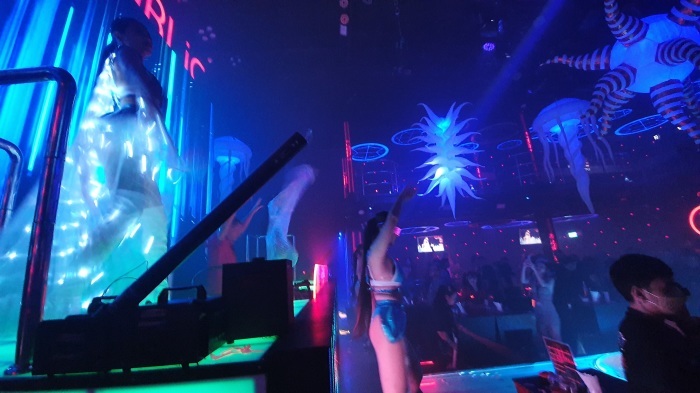 Gut besuchter Nachtclub in der Pattaya Walking Street am 2. Dezember 2022. Foto: Jahner