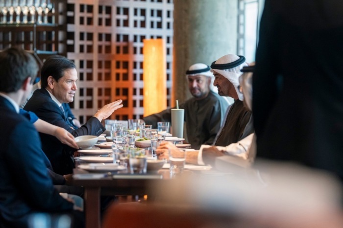 Mohamed bin Zayed Al Nahyan empfängt US-Außenminister Marco Rubio zu einem Gespräch in Abu Dhabi. Foto: EPA/Uae Presidential Court/handout