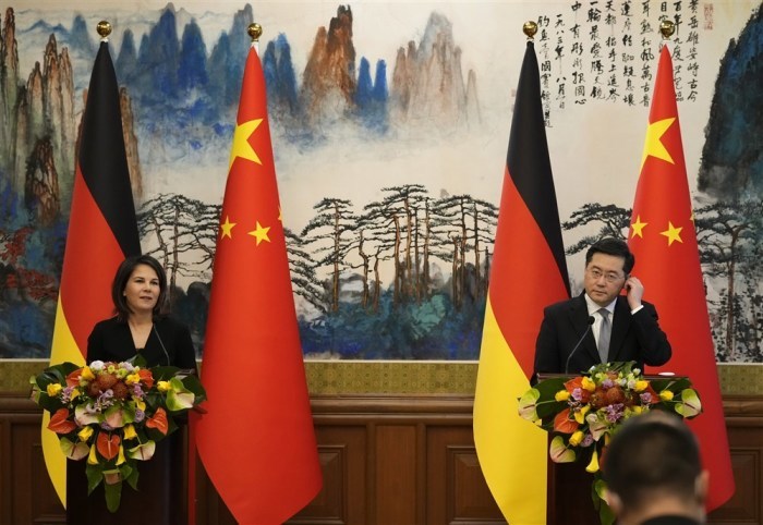Die deutsche Außenministerin Annalena Baerbock (L) und der chinesische Außenminister Qin Gang nehmen an einer gemeinsamen Pressekonferenz im Diaoyutai State Guesthouse in Peking teil. Foto: epa/Suo Takekuma / Pool