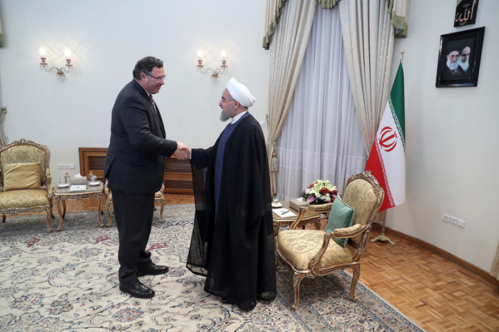 Irans Präsident Hassan Ruhani (r.) trifft Totals CEO Patrick Pouyanné in Teheran am 03. Juli 2017. Foto: epa/Ho Handout