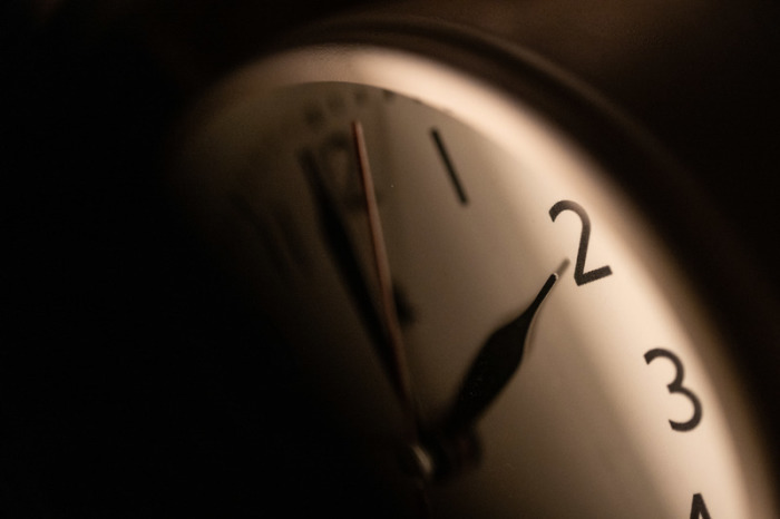 Ein Wecker zeigt zwei Uhr an. Foto: Marijan Murat/dpa