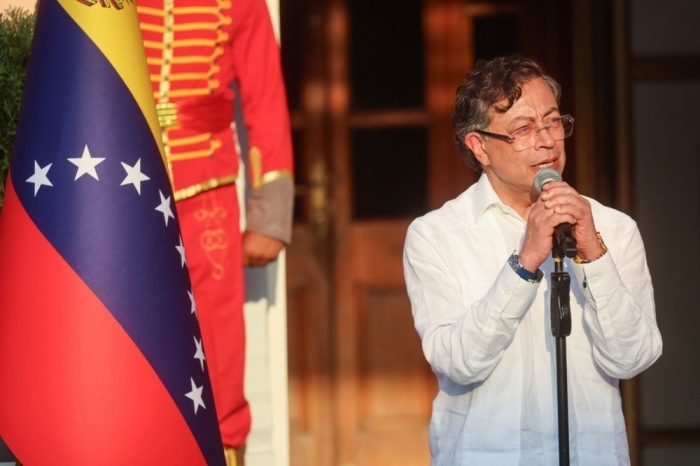 Kolumbiens Präsident Gustavo Petro spricht nach einem bilateralen Treffen mit Venezuelas amtierender Präsidentin Delcy Rodríguez in Caracas. Foto: Miguel Gutiérrez/epa