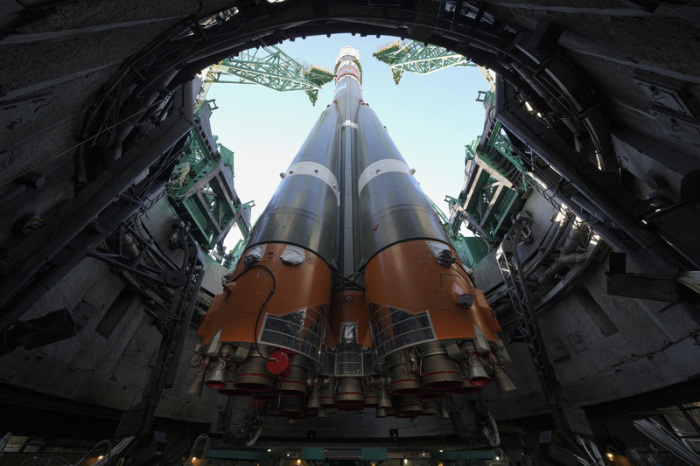 Die russische Sojus-2.1-Trägerrakete mit dem Sojus-MS-22-Raumschiff, das eine neue Besatzung zur Internationalen Raumstation (ISS) bringen wird, steht senkrecht auf der Startrampe des von Russland gepachteten Kosmodroms B... Foto: Dmitri Lovetsky
