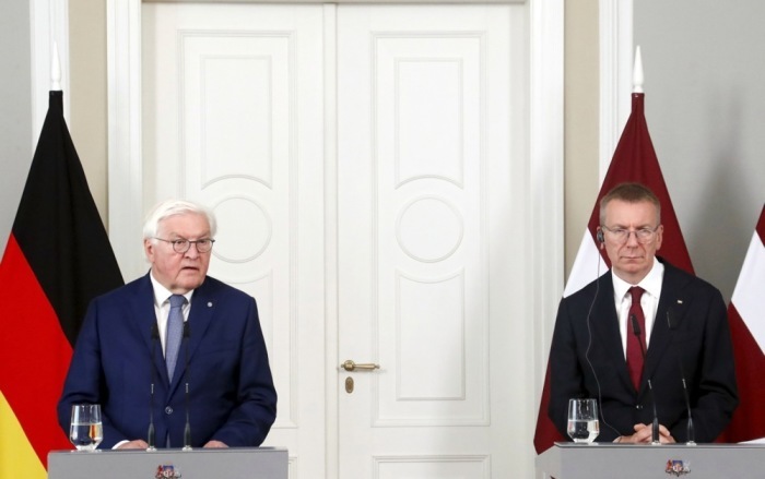Der lettische Präsident Edgars Rinkevics (rechts) und der deutsche Bundespräsident Frank-Walter Steinmeier nehmen nach ihrem Treffen in Riga an einer gemeinsamen Pressekonferenz teil. Foto: epa/Toms Kalnins