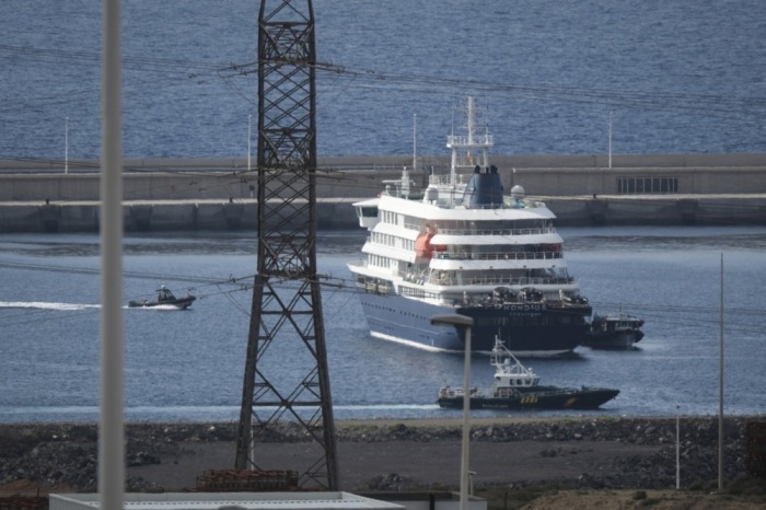 Die MV Hondius läuft in den Hafen von Granadilla de Abona ein, um vor Anker zu gehen und Passagiere von Bord zu lassen. Foto: epa/Alberto Valdes